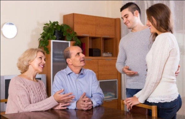 Nhiều bố mẹ &quot;quản&quot; con cái rất chặt, dù con đã trưởng thành rồi. Ảnh minh họa: Shutterstock.