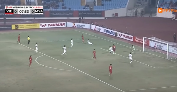 Tình huống khán giả nghĩ là Tuấn Hải ghi bàn. Ảnh: YouTube.