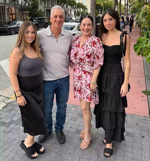 Gabrielle (phải) cùng em gái (trái) và bố mẹ. Ảnh: Gabrielle Mayor. Gabrielle (phải) cùng em gái (trái) và bố mẹ. Ảnh: Gabrielle Mayor.