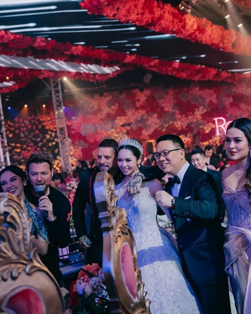 Cô dâu chú rể trong đám cưới. Ảnh: Instagram.