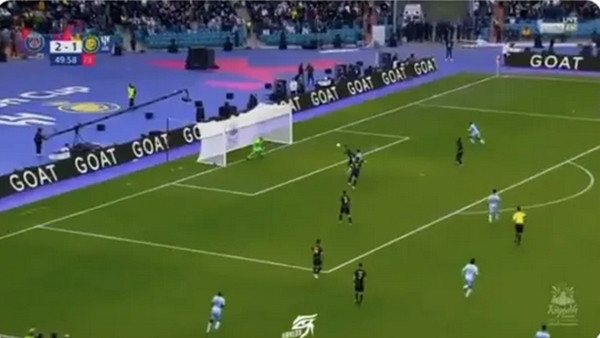 Bảng quảng cáo quanh sân bất ngờ đổi thành GOAT đúng khoảnh khắc Ronaldo ghi bàn thứ hai. Ảnh: beIN Sports.