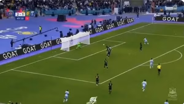 Bảng quảng cáo quanh sân bất ngờ đổi thành GOAT đúng khoảnh khắc Ronaldo ghi bàn thứ hai. Ảnh: beIN Sports.