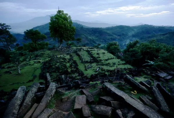 Gunung Padang. Ảnh: Alex Ellinghausen/ Fairfax Media via Getty Images. Gunung Padang. Ảnh: Alex Ellinghausen/ Fairfax Media via Getty Images.