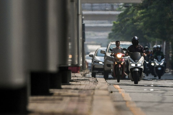 Người dân đi xe máy dưới nắng nóng 45,4oC ở Bangkok (Thái Lan). Ảnh: Chalinee Thirasupa/ Reuters. Người dân đi xe máy dưới nắng nóng 45,4oC ở Bangkok (Thái Lan). Ảnh: Chalinee Thirasupa/ Reuters.