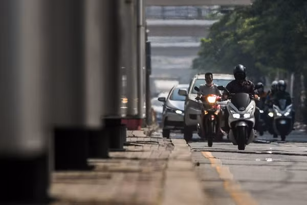 Người dân đi xe máy dưới nắng nóng 45,4oC ở Bangkok (Thái Lan). Ảnh: Chalinee Thirasupa/ Reuters.