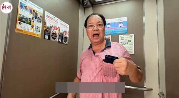 Ông Cai miêu tả việc tên cướp định lấy cả điện thoại lẫn ví của mình. Ảnh: Shin Min Daily News.