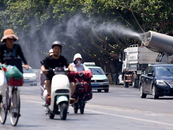 Ở Hà Bắc (Trung Quốc) phải có xe xịt nước chạy trên đường để vừa làm giảm nhiệt độ đường phố, vừa chống bụi vào những ngày nắng nóng. Ảnh: AFP.
