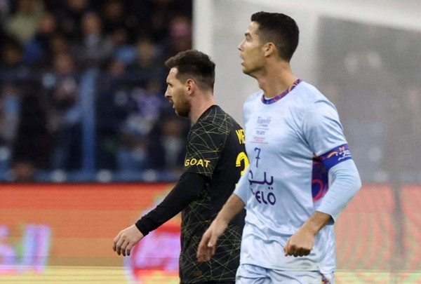 Tay áo của Messi cũng có chữ GOAT. Ảnh: TalkSport.