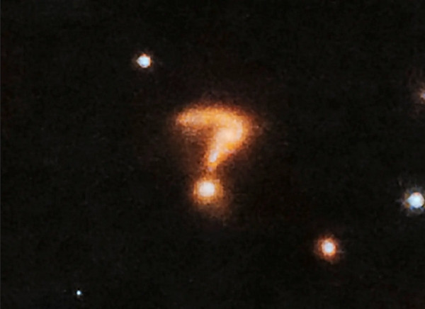 Dấu chấm hỏi này được phỏng đoán là 2 thiên hà đang hợp nhất. Ảnh: NASA. Dấu chấm hỏi này được phỏng đoán là 2 thiên hà đang hợp nhất. Ảnh: NASA.