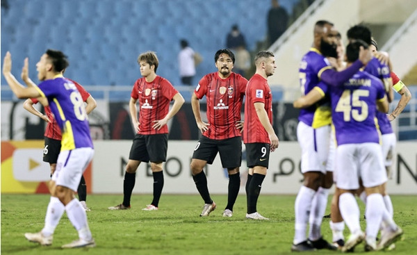 Cầu thủ 2 đội sau trận đấu tối 6/12. Ảnh: Kyodo. Cầu thủ 2 đội sau trận đấu tối 6/12. Ảnh: Kyodo.