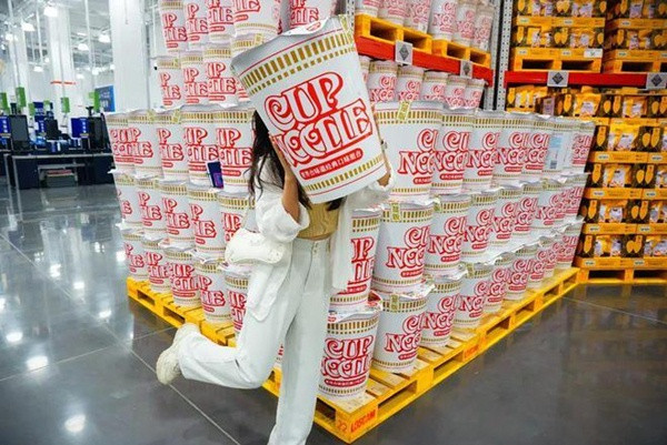 Mì cốc khổng lồ trong siêu thị. Ảnh: Weibo.