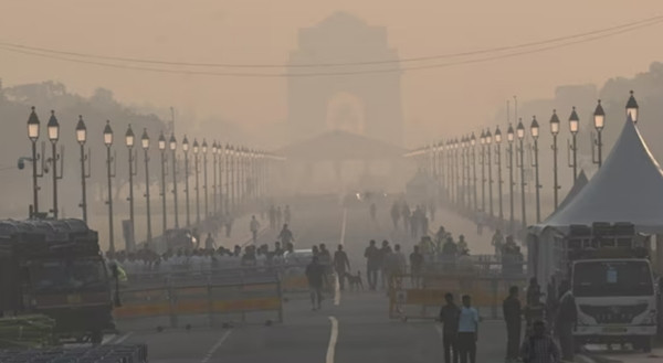 Người dân ra đường giữa không khí ô nhiễm kỷ lục ở Delhi (Ấn Độ). Ảnh: Arvind Yadav/ Hindustan Times. Người dân ra đường giữa không khí ô nhiễm kỷ lục ở Delhi (Ấn Độ). Ảnh: Arvind Yadav/ Hindustan Times.