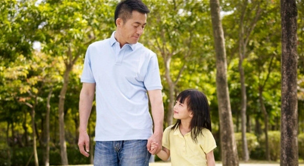 Anh Li rất yêu thương bé gái và muốn bé được đi học như các bạn cùng tuổi. Ảnh minh họa: iStock. Anh Li rất yêu thương bé gái và muốn bé được đi học như các bạn cùng tuổi. Ảnh minh họa: iStock.