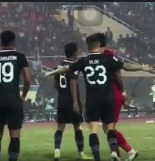 Văn Hậu đã cẩn thận để tay ra sau lưng. Ảnh: YouTube.