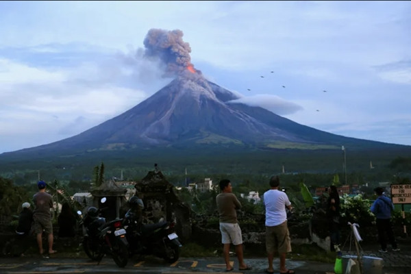 Núi lửa Mayon phun vào năm 2018. Ảnh: Romeo Ranoco/ Reuters.