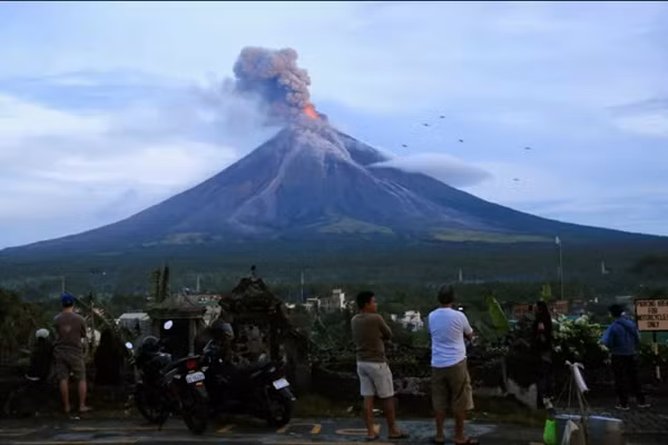 Núi lửa Mayon phun vào năm 2018. Ảnh: Romeo Ranoco/ Reuters. Núi lửa Mayon phun vào năm 2018. Ảnh: Romeo Ranoco/ Reuters.