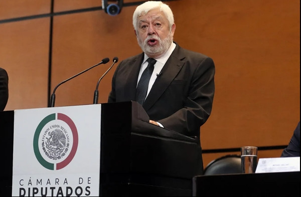 Ông Maussan đang nói về người ngoài Trái Đất trước Quốc hội Mexico. Ảnh: AFP via Getty.