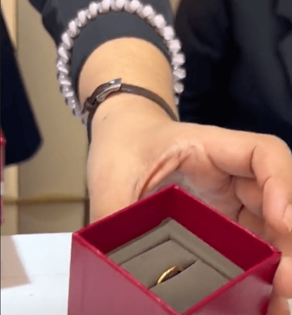 Bà đã được các cháu tặng một chiếc nhẫn thật. Ảnh: Ixigua.