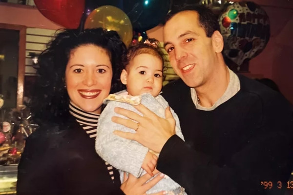 Gabrielle hồi nhỏ và bố mẹ. Ảnh: Gabrielle Mayor. Gabrielle hồi nhỏ và bố mẹ. Ảnh: Gabrielle Mayor.