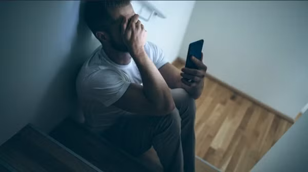 Gia đình Pierre cho biết, càng trò chuyện với chatbot thì anh càng trở nên lo lắng. Ảnh minh họa: Getty.