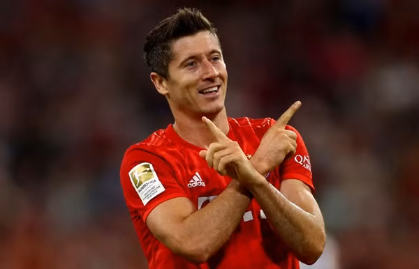 Lewandowski khi thi đấu cho Bayern Munich với kiểu ăn mừng đặc trưng. Ảnh: Getty.