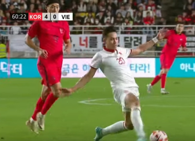 Việt Anh đã vào trúng bóng từ trước khi Son Heung-min chạy tới. Ảnh: YouTube.