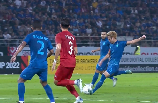 Theerathon đã sút bằng chân không thuận. Ảnh: YouTube. Theerathon đã sút bằng chân không thuận. Ảnh: YouTube.