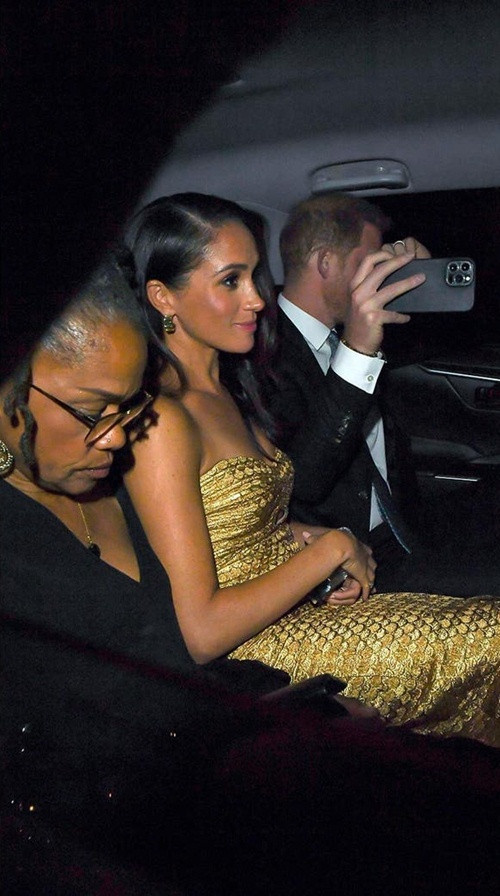 Một hình ảnh cho thấy Meghan cười khi ngồi trong taxi ở thời điểm được cho là bị nhóm paparazzi đuổi theo. Ảnh: Backgrid.