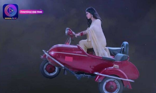 Cảnh tượng xúc động nhưng lại... buồn cười mới nhất trong phim Ấn Độ. Ảnh: AClearRecord. Cảnh tượng xúc động nhưng lại... buồn cười mới nhất trong phim Ấn Độ. Ảnh: AClearRecord.