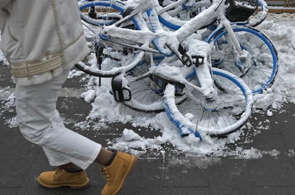 Xe đạp phủ đầy tuyết vào sáng 11/12 tại Bắc Kinh. Ảnh: Andy Wong/ AP. Xe đạp phủ đầy tuyết vào sáng 11/12 tại Bắc Kinh. Ảnh: Andy Wong/ AP.
