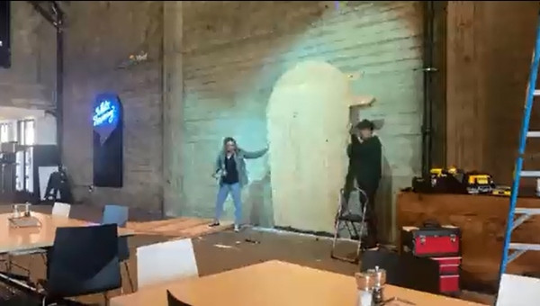 Mảnh cuối cùng của hình con chim xanh được gỡ khỏi tường. Ảnh: Twitter. Mảnh cuối cùng của hình con chim xanh được gỡ khỏi tường. Ảnh: Twitter.