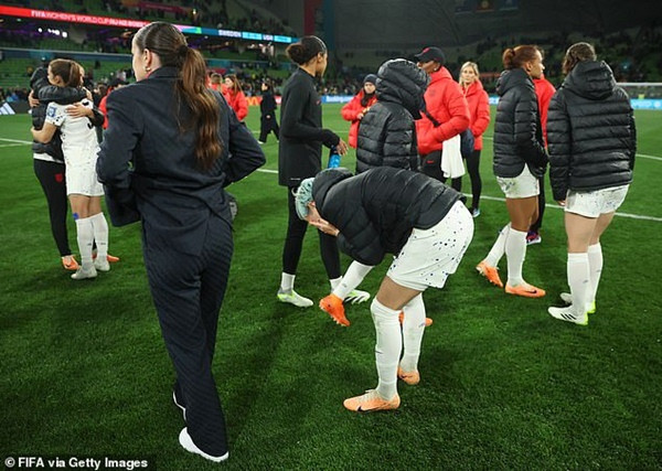 Đến khi chuẩn bị rời sân, Rapinoe mới bật khóc. Ảnh: FIFA via Getty. Đến khi chuẩn bị rời sân, Rapinoe mới bật khóc. Ảnh: FIFA via Getty.