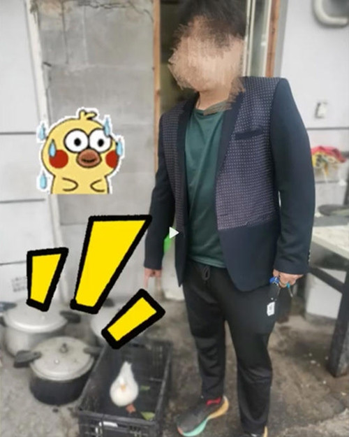 Cảnh sát đã đến kịp thời, ngay trước khi chú vịt bị cho vào nồi. Ảnh: Weibo. Cảnh sát đã đến kịp thời, ngay trước khi chú vịt bị cho vào nồi. Ảnh: Weibo.