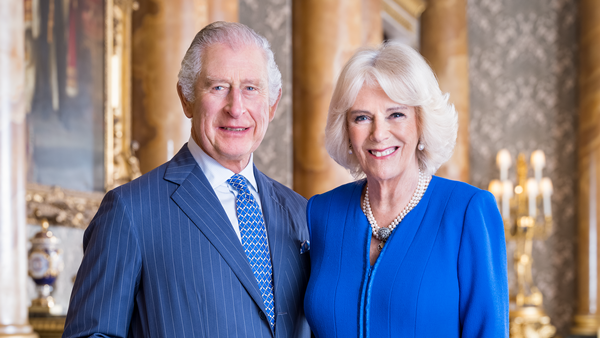 Ảnh mới được công bố của Vua Charles III và Hoàng hậu Camilla. Ảnh: Cung điện Buckingham.