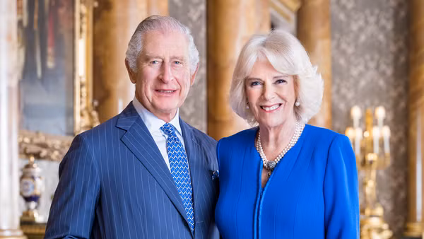 Ảnh mới được công bố của Vua Charles III và Hoàng hậu Camilla. Ảnh: Cung điện Buckingham.