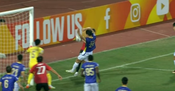Một tình huống trong trận đấu Hà Nội FC - Urawa Reds, dẫn đến việc Hà Nội FC phải chịu một quả penalty. Ảnh: FPT Play/ YouTube. Một tình huống trong trận đấu Hà Nội FC - Urawa Reds, dẫn đến việc Hà Nội FC phải chịu một quả penalty. Ảnh: FPT Play/ YouTube.