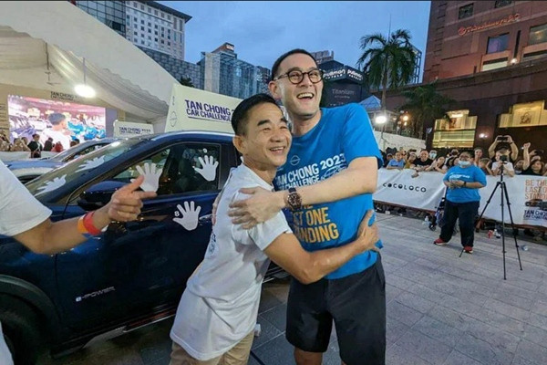 Ông Chan và người trong Ban Tổ chức. Ảnh: TAN CHONG INTERNATIONAL.