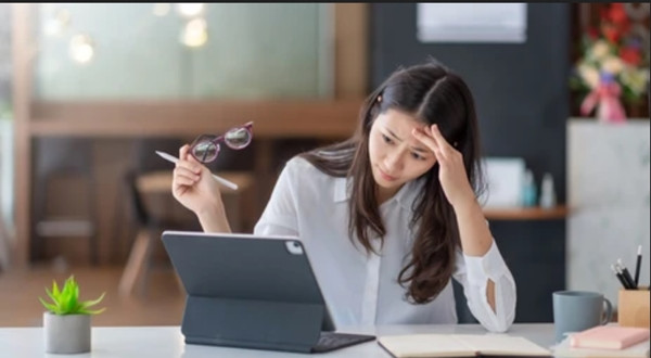 Làm việc liên tục có thể khiến con người bị mất cân bằng, luôn mệt mỏi. Ảnh minh họa: Shutterstock. Làm việc liên tục có thể khiến con người bị mất cân bằng, luôn mệt mỏi. Ảnh minh họa: Shutterstock.