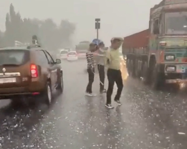 Mưa đá ở Gujarat. Ảnh: BNN. Mưa đá ở Gujarat. Ảnh: BNN.