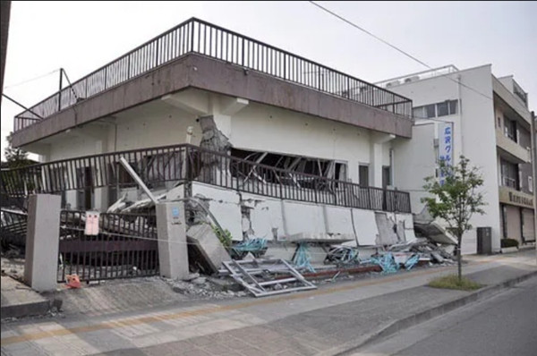 Một ngôi nhà bị sập ở thành phố Sendai (Nhật Bản) sau trận động đất Tohoku năm 2011. Ảnh: JPC.