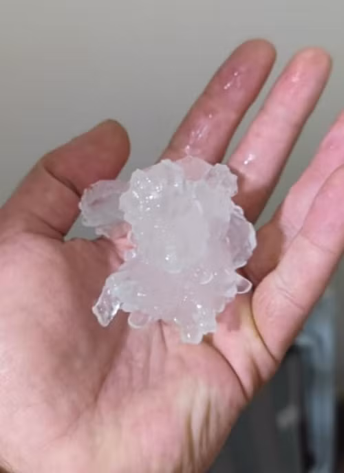 Cục đá khoảng hơn 7 cm mà người dân nhặt được trong mưa đá khi bão Ciaran đổ bộ. Ảnh: Mail Online.