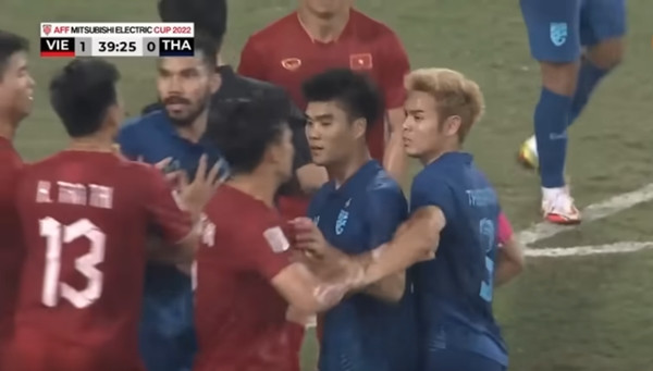 Tình huống lộn xộn mà nhiều khán giả tưởng Theerathon cũng bị một thẻ vàng. Ảnh: YouTube. Tình huống lộn xộn mà nhiều khán giả tưởng Theerathon cũng bị một thẻ vàng. Ảnh: YouTube.