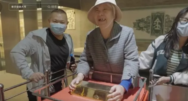 Người già người trẻ đều muốn thử nhấc cục vàng. Ảnh: Douyin. Người già người trẻ đều muốn thử nhấc cục vàng. Ảnh: Douyin.