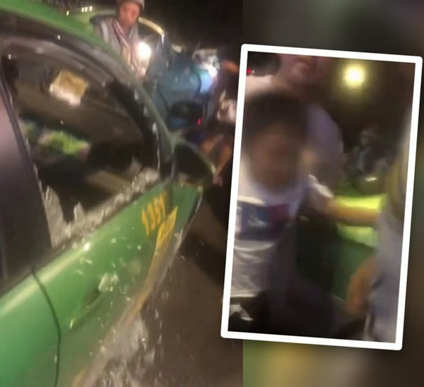 Cửa kính xe bị phá vỡ và bé trai được bế ra ngoài. Ảnh: Baidu. Cửa kính xe bị phá vỡ và bé trai được bế ra ngoài. Ảnh: Baidu.