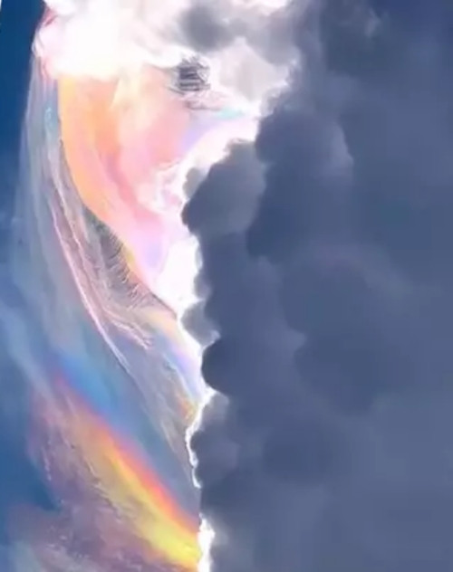 Là mây, không phải là cầu vồng. Ảnh: Juleko. Là mây, không phải là cầu vồng. Ảnh: Juleko.