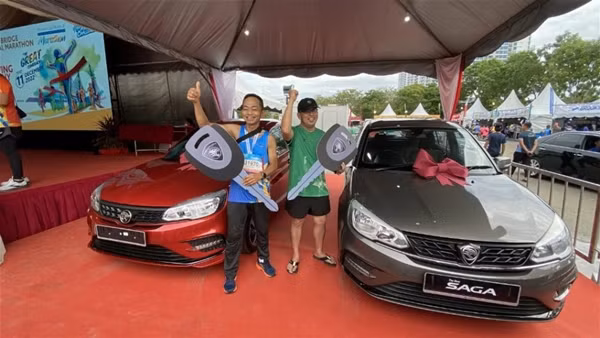 Bác Cheng (trái) - người thứ 14 được BTC đọc tên. Ảnh: Penang Bridge International Marathon.
