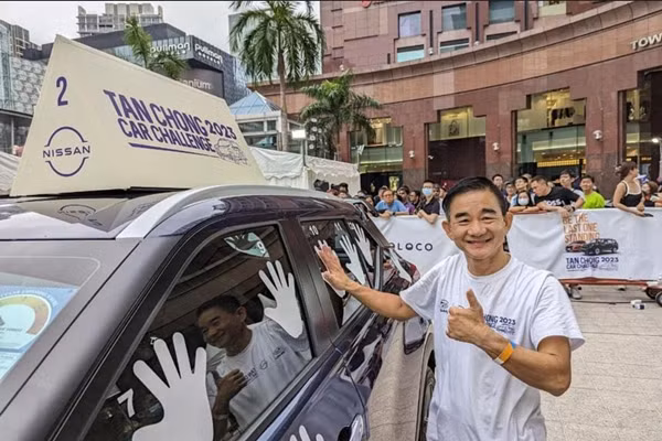 Ông Chan giữ tay trên chiếc ô tô trong 30 tiếng. Ảnh: TAN CHONG INTERNATIONAL.