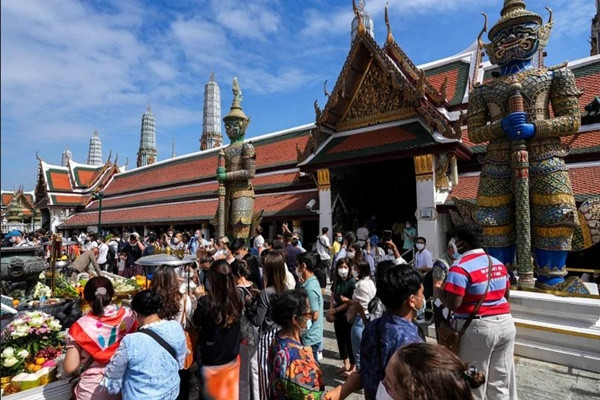 Tạm thời thì du khách lại có thể thoải mái đến Thái Lan du lịch mà không cần chứng nhận đã tiêm vắc-xin COVID-19. Ảnh: Reuters.