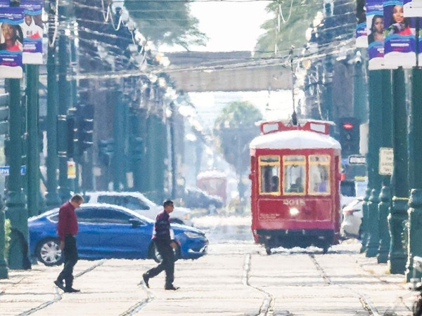 Nắng nóng tạo ra ảo giác, khiến hình ảnh đường phố, xe cộ, con người trở nên mờ ảo, thậm chí méo mó (ảnh không ghi rõ địa điểm). Ảnh: AP.