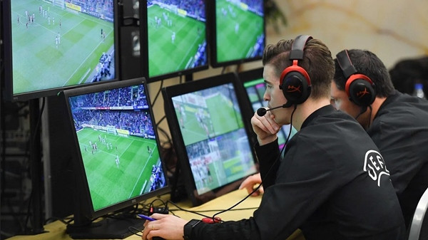 Ngoài chi phí cho công nghệ, máy móc..., cũng cần phải có tiền công cho các trọng tài VAR. Ảnh: UEFA.